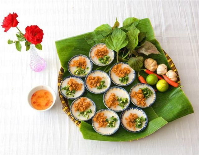 Bánh Khọt: Đây là món đặc sản Vũng Tàu nổi tiếng nhất định bạn nên thử. Món bánh này được làm bằng nguyên liệu bột gạo, trên mặt bánh thường được rắc thêm lớp bộ tôm chấy. Ngoài nhân tôm, bánh có thể được thay bằng nhân thịt heo, thịt bò, mực, sò điệp… Bánh thường được ăn kèm với nước mắm pha chua ngọt, các loại rau sống như cải xanh, xà lách, tía tô, đu đủ và cà rốt thái sợi…