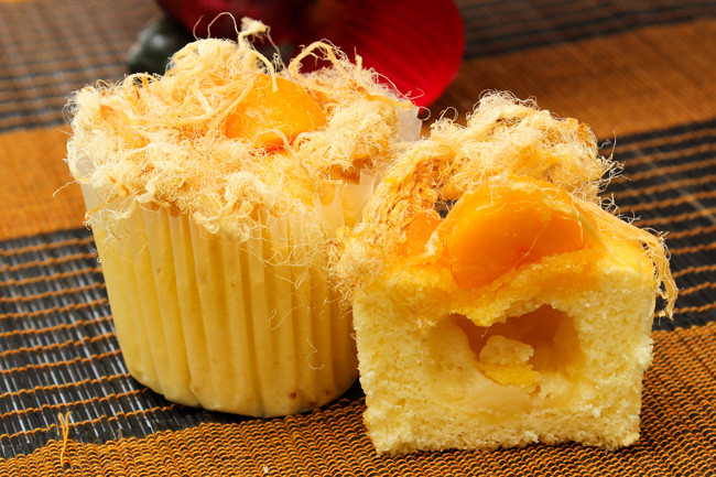 Bánh bông lan trứng muối: Món bánh này được làm từ bột mì, trứng gà, đường cát, muối iot, lòng đỏ trứng muối, phô mai, chà bông thịt heo (ruốc thịt lợn) bơ thực vật, sữa tươi… Bánh có vị béo của bơ, ngọt của đường, sữa, vị mặn của trứng muối và chà bông. Vị ngon đậm đà, đặc trưng khó quên.