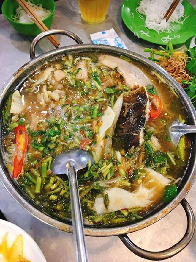 Lẩu cá đuối là món đặc sản không thể bỏ qua khi đến với thành phố biển Vũng Tàu. Đặc trưng của loài cá này là gần như không có xương. Phần cứng nhất tạo nên khung thân của con cá đều là sụn mềm. Thịt cá mềm, ngọt, hòa lẫn với vị chua của măng, giòn của sụn, với vị đậm đà, cay cay của chén nước mắm tạo thành một vị ngon khó cưỡng.