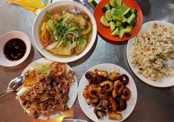 Hải sản ở Vũng Tàu vô cùng hấp dẫn. Một số món ăn được làm từ hải sản có thể kể đến như bề bề nướng, hà bơ, hàu đá lạnh, hến xào rau thơm, hàu nướng mỡ hành, tiết canh tôm hùm, mực hấp, mực chiên giòn, cơm rang hải sản, hải sản nướng, lẩu cá bớp…