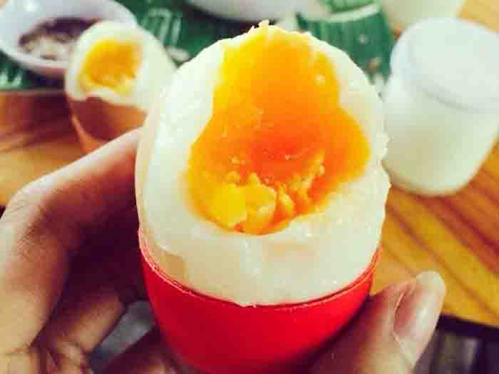 Trứng lòng đào: Nằm trên đường lên Núi Lớn, TP Vũng Tàu, quán không có biển hiệu, chỉ có một bàn nước với một số bàn nhỏ ở bên trái con đường nhưng lại sở hữu một món ăn ngon khó cưỡng “Trứng lòng đào”. Món ăn không phải lạ nhưng lại là một trong những đặc sản ở Vũng Tàu. Cũng không rõ nguyên nhân vì sao nó trở thành điểm thu hút thực khách tới vậy.