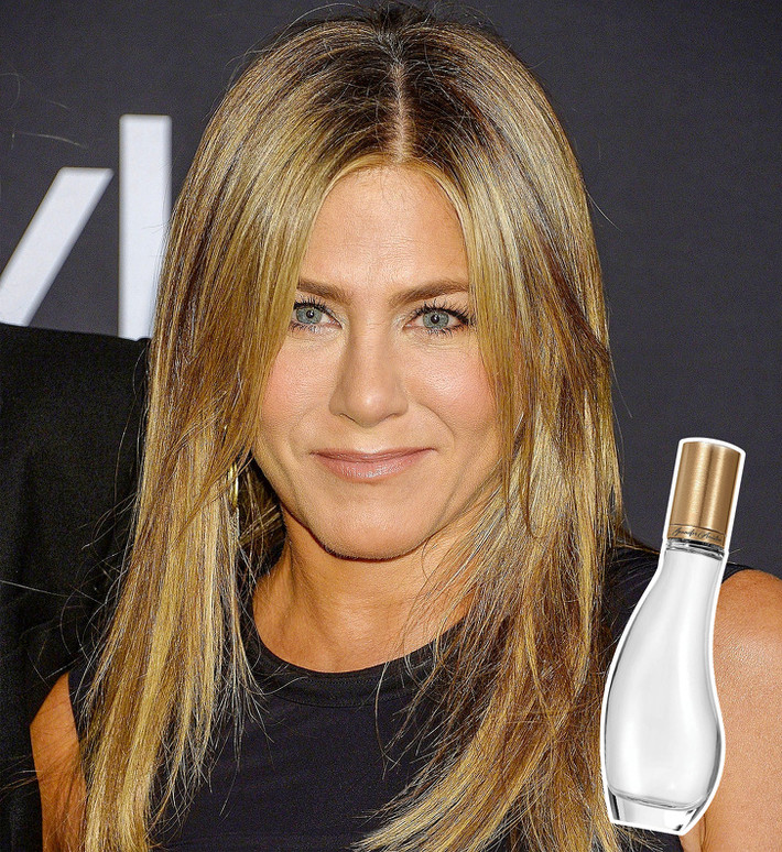 Jennifer Aniston quyết định tự tạo một thương hiệu nước hoa của riêng mình. Chapter One là hương thơm yêu thích của cô. Chai nước hoa này trông giống như một giọt nước mắt, với thành phần là sự pha trộn của hoa, cam quýt và hương gỗ.