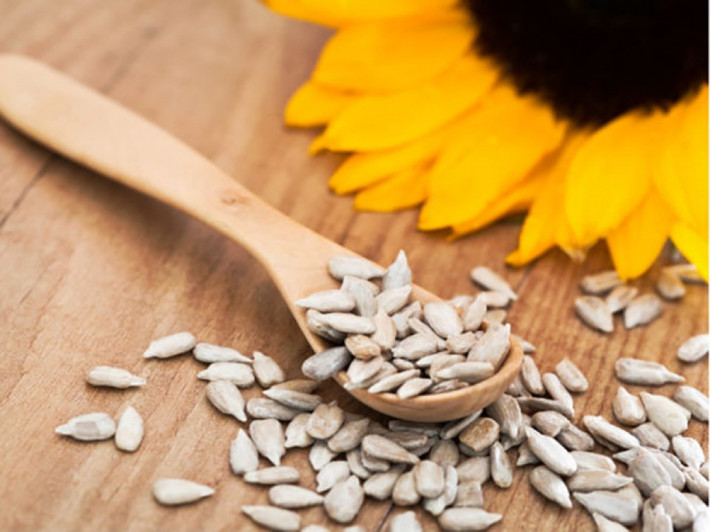 Thiếu vitamin B6 cũng có thể dẫn đến tình trạng giữ nước của cơ thể. Do đó bạn cần phải chắc chắn cung cấp đủ vitamin cho cơ thể. Các nguồn cung cấp vitamin B6 tốt nhất là cá ngừ, hạt hướng dương, khoai tây, quả hồ trăn, chuối...