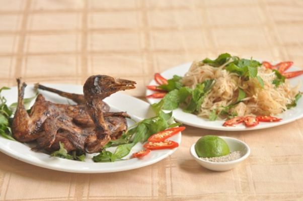 Món ăn phổ biến hơn cả phải kể tới cúm núm nướng. Khi nướng chín trên bếp than, mùi thơm do mỡ từ thịt tứa ra đầy hấp dẫn, tạo nên món ăn khó có thể chối từ.