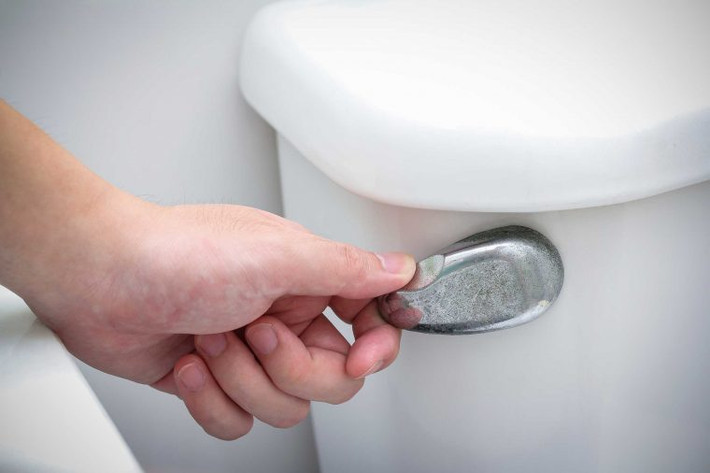 Xả nước khi chưa đậy nắp bồn cầu: Nếu không đậy nắp mà nhấn nút bồn cầu sau khi sử dụng thì có thể làm các hạt phân nhỏ bắn vào không khí, thậm chí là bay xa đến 1,8 mét. Do đó, để đảm bảo vệ sinh, mọi người hãy đậy nắp bồn cầu trước khi xả nước.