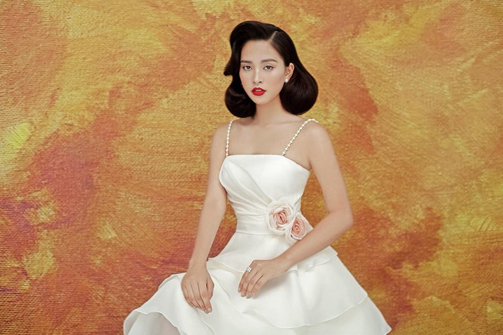 Tiểu Vy diện váy hai dây vừa gợi cảm vừa tinh tế.