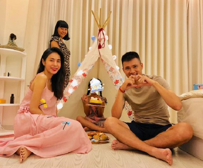 Những góc nhỏ được trang trí hài hòa, tạo cảm giác thoáng đãng trong tổ ấm của Thủy Tiên - Công Vinh. Cặp đôi cùng con gái Bánh Gạo đang sinh sống trong một biệt thự ven sông ở quận 7. Không chỉ có thiết kế đẹp mắt, biệt thự này còn được 2 vợ chồng dành khoảng không gian khá rộng để trồng hoa, làm nơi uống trà thư giãn cũng như cho bé Bánh Gạo có không gian vui đùa thoải mái.