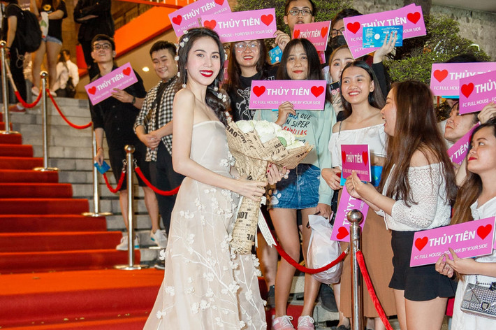 Sau một thời gian gần như "ở ẩn", nữ ca sĩ khiến fan thích thú bởi nhan sắc xinh đẹp rạng rỡ hút ánh nhìn. Kể từ sau khi mở công ty truyền thông riêng, cô tất bật với công việc kinh doanh và chăm sóc gia đình. Trong khi đó, Công Vinh cũng chuẩn bị mở học viện bóng đá riêng. Cũng vì vậy, cuộc sống của cặp đôi Beck-Vic Việt Nam nhận được nhiều sự quan tâm từ khán giả.