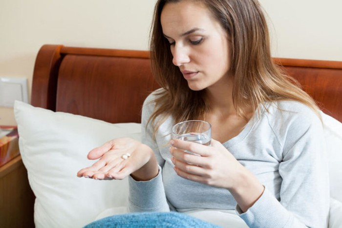 Trộn nhiều loại thuốc uống cùng lúc: Mỗi loại thuốc đều có thành phần hóa học cụ thể. Khi trộn các thành phần hóa học khác nhau uống chung có thể gây ra các tác dụng phụ, tạo ra các chất mới có hại cho sức khỏe.