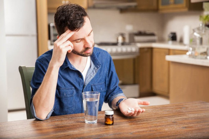 Uống thuốc liều quá cao: Uống thuốc một cách sai lầm có thể gây tổn thương gan nghiêm trọng, theo Cục quản lý Thực phẩm và Dược phẩm Mỹ (FDA). Nếu bạn dùng liều quá cao, bạn có thể tăng nguy cơ tác dụng phụ như tăng buồn ngủ do dùng thuốc giảm đau hoặc chảy máu do uống quá nhiều thuốc chống đông máu.