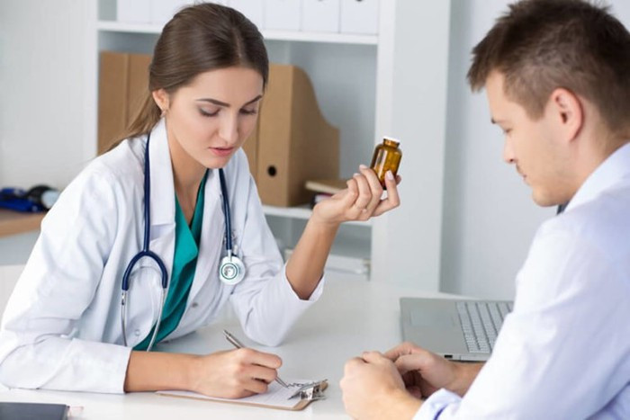 Không uống thuốc theo đơn từ bác sĩ: FDA khuyên bạn nên khám bác sĩ hoặc dược sĩ chứ không nên tự mua thuốc trị bệnh.