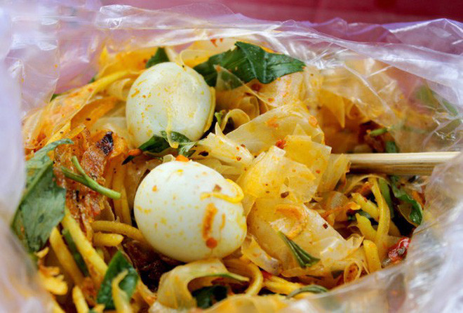Bánh tráng trộn: Nếu nói về ăn vặt ở khu Nhà thờ Đức Bà mà bỏ qua bánh tráng trộn thì lại là một thiếu sót.
