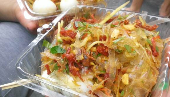 Gánh bánh tráng ở đầu hẻm 84 Nguyễn Du cũng là nơi dừng chân của mỗi bạn trẻ sau khi đã thưởng thức no bụng bữa chính.