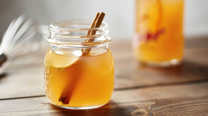 Uống nước giấm táo: Nếu bạn lỡ ăn thực phẩm nhiều carb, uống nước pha giấm táo sẽ giúp cắt giảm mạnh insulin trong máu. Giấm táo chứa nhiều axit axetic, nó giúp cải thiện độ nhạy insulin trong máu từ 20% -30%.