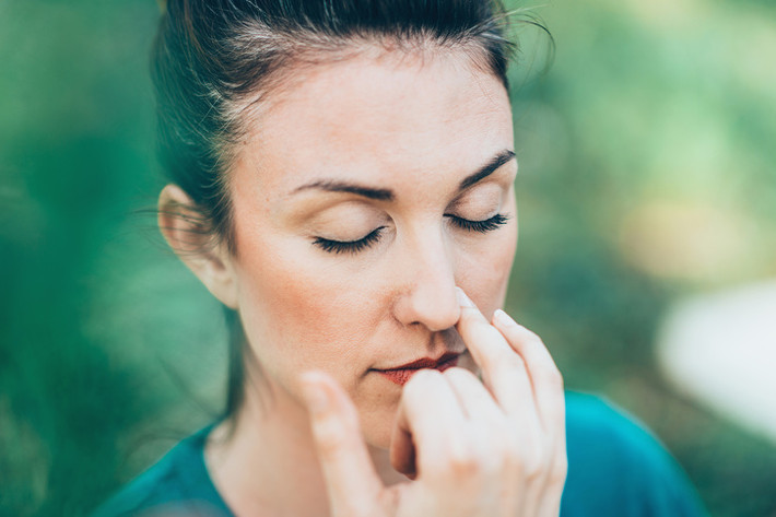 Giảm căng thẳng: Stress đóng một vai trò rất lớn trong việc khiến lượng đường của bạn vượt khỏi tầm kiểm soát. Nó có thể kích hoạt kháng insulin và gây tăng cân. Hãy thiền, tập thở và tắm nước nóng để làm dịu thần kinh và giảm mức độ căng thẳng.