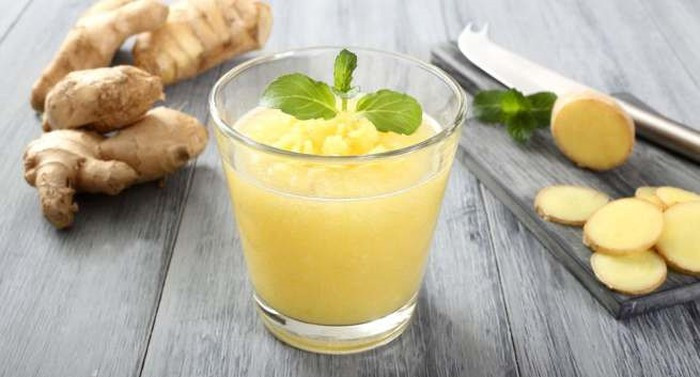 Nước ép gừng được xem là cách điều trị khắc phục chứng bất lực, yếu sinh lý nam giới ở Châu Âu. Cách dùng đơn giản nhất là đập dập 1 lát gừng ngậm trước khi lên giường. Nhưng thông dụng nhất là dùng nước ép gừng pha với mật ong và trứng gà luộc, mỗi thứ 1/2 muỗng cà phê hòa chung lại và uống lâu dài. Ảnh: SKĐS.