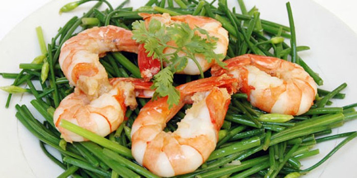 Tôm nõn nấu rau hẹ: Tôm nõn và hẹ làm sạch, xào với dầu vừng, dùng lửa to, thêm gia vị. Bạn cần ăn liên tục 7 ngày để có tác dụng bổ thận tráng dương.