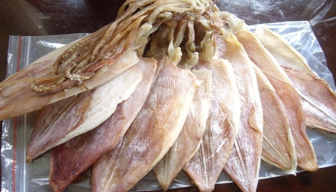 Mực khô: Du lịch Quan Lạn mà không thưởng thức món mực khô thì thật đáng tiếc. Mực khô ở Quan Lạn được người dân chế biến thành nhiều cách, họ có thể đem đi sấy hoặc phơi khô.