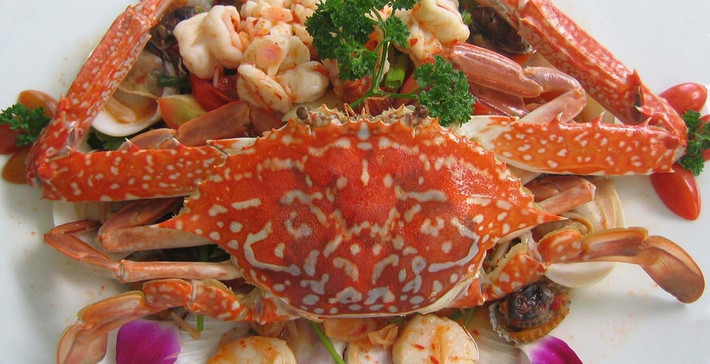 Ghẹ biển cũng gần giống như cua bể, nhưng mong manh hơn, vỏ mềm hơn, trên mình có nhiều hoa văn hơn và hơi dẹp. Ghẹ có nhiều loại và đa dạng nhưng ngon nhất với thịt nhiều và chắc thì phải kể đến những con ghẹ xanh. Ghẹ được người dân chế biến thành nhiều món ăn hấp dẫn như ghẹ hấp bia, ghẹ hấp rượu, luộc, cháo ghẹ, ghẹ nướng, ghẹ xào, canh ghẹ…