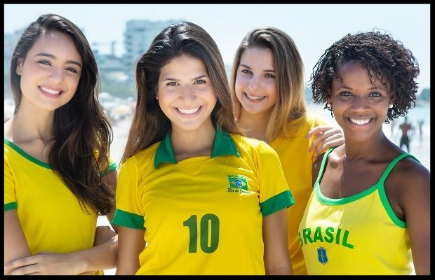 Dừa có mặt trong mọi quy trình làm đẹp của phụ nữ Brazil. Họ uống nước dừa hàng ngày, sử dụng dầu dừa đề làm mặt nạ, thoa các loại kem dưỡng ẩm có chiết xuất từ dừa… Đây cũng là loại quả giá mềm nhưng lại chứa nhiều khoáng chất và vitamin tốt cho sắc đẹp.