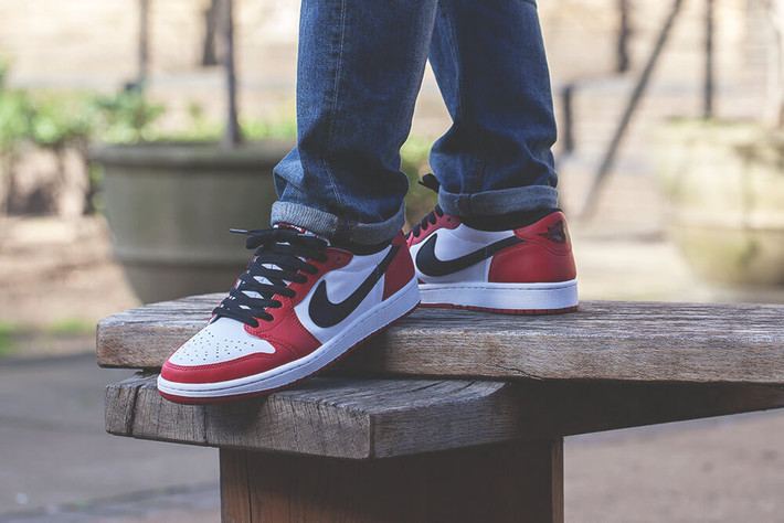 Nike Air Jordan 1 (1985): Dòng giày nổi tiếng của Nike gắn liền với hình ảnh huyền thoại bóng rổ Michael Jordan đang nhảy lên ném bóng.