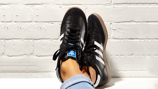 Adidas Samba (1950): Đây được xem là một trong những đôi giày sneaker huyền thoại của mọi thời đại, khi lập kỉ lục bán ra 35 triệu đôi trên toàn thế giới.