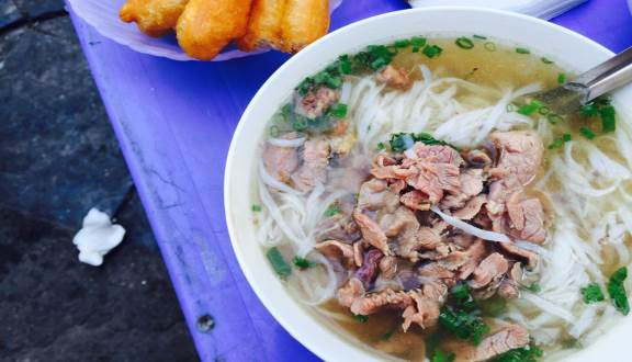 Phở gánh - Hàng Chiếu: Phở gánh không chỉ là món ngon xuất sắc so với nhiều quán phở nổi tiếng khác ở Hà Nội,mà nó còn có hương vị rất riêng không lẫn vào đâu được. Gánh phở nằm ngay trên vỉa hè phố Hàng Chiếu, đoạn giao với Hàng Đường luôn bán từ khá sớm.