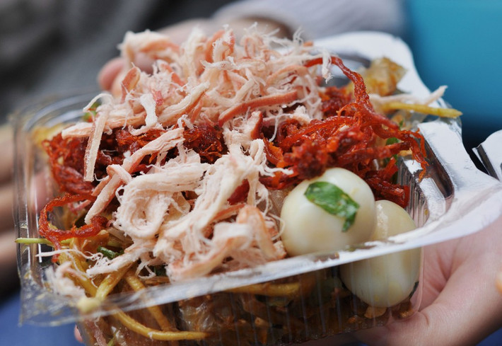 Bánh tráng trộn - Hàng Trống: Đây là một trong những món ngon ở khu phố cổ Hà Nội nhất định phải thử qua dù chỉ 1 lần. Chỉ đơn thuần là chiếc xe cùng với những chiếc ghế nhựa nhỏ, thế nhưng quán lúc nào cũng đông khách. Bánh tráng trộn ở đây so với công thức của Sài Gòn có một số biến tấu để phù hợp hơn với vị người miền Bắc.