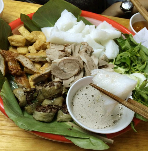 Món bún đậu mắm tôm ở phố Hàng Khay với việc đựng bún đậu trong mẹt lót lá chuối xanh mướt, khi bày đồ ăn lên trên đó nhìn càng ngon mắt như muốn mời gọi. Thực khách đến đây ai cũng tấm tắc khen món đậu ngậy, nóng hổi do có khách đến mới bắt đầu rán, chả cốm dày miếng, đặc biệt mắm tôm pha khéo đượm vị.