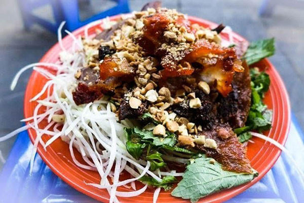 Món nộm bò khô tại phố Hồ Hoàn Kiếm được đánh giá là một món ngon nhất định phải thử khi đến đây. Nộm bò khô tại đây được làm từ những nguyên liệu khá quen thuộc như thịt bò khô cắt miếng, đủ đủ xanh bào sợi, rau thơm, lạc rang còn có thêm thịt quay thái mỏng và vài miếng mề quay giòn đầy hấp dẫn.