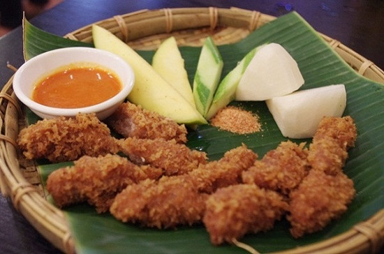 Nem chua rán: Ngõ Tạm Thương được mệnh danh là thiên đường nem chua rán tại Hà Nội, chỉ với khoảng chục hàng nem nhưng nơi đây lại mang đến hương vị ăn một lần mà sẽ nhớ mãi. Nem chua ở đây được rán một cách vừa phải, ăn giòn tan, không bị dính, ăn nhiều không ngấy như ở những nơi khác.