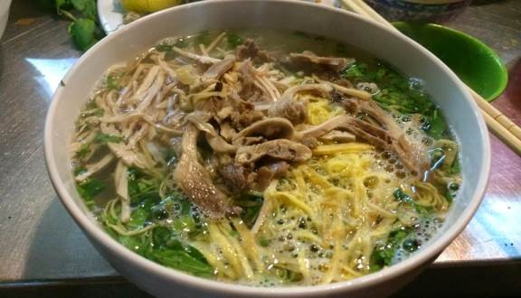 Bún thang - Cầu Gỗ: Món bún thang ở đây giá khá rẻ chỉ từ 30.000 - 55.000 đồng. Dù giá thành rẻ nhưng bát bún vẫn đầy đặn, đủ vị: thịt gà, trứng tráng, giò lụa, nấm hương, củ cải dầm... Nước dùng ở đây có mùi thơm của xương gà ninh, của nấm hương và của tôm he nên cho vị ngọt dịu và rất đậm đà.