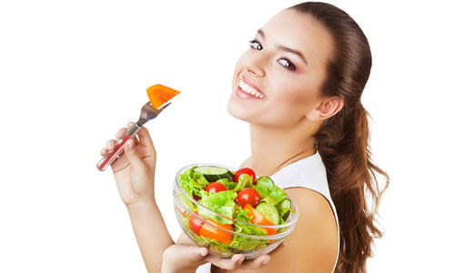 Ăn uống lành mạnh: Để sở hữu một làn da căng mịn đẹp tự nhiên và vượt qua mùa nắng nóng này, ngoài việc chăm sóc da bên ngoài bạn cũng cần lưu ý và bồi bổ cho da từ bên trong cơ thể. Một chế độ ăn uống lành mạnh và đầy đủ dinh dưỡng sẽ giúp bạn có được làn da khỏe mạnh.