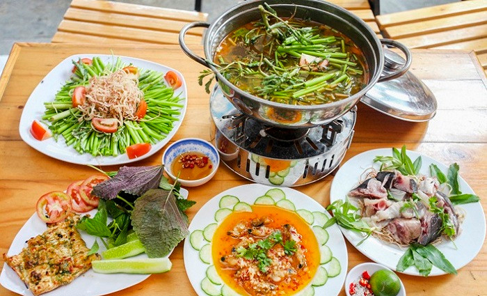 Lẩu cá bớp: Thịt cá bớp có vị ngọt tự nhiên, không bở. Nước lẩu đọng lại vị chua thanh, hơi ngọt cùng cá bớp tạo nên vị đặc trưng hấp dẫn. Lẩu cá bợp thường ăn với bún kèm theo các loại rau sống và nước mắm nguyên chất mới đúng điệu. Lẩu Cá Bớp dùng vào buổi trưa hay tối đều rất hợp lý.