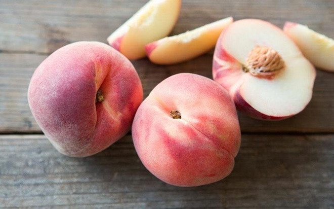 Quả đào: Pectin trong đào có lợi cho đường ruột nên ăn đào có thể phòng tránh táo bón. Tuy vậy, đào cũng có thể sẽ gây ra bệnh tiêu chảy và một số bệnh đường ruột cấp tính khác nếu ăn quá nhiều.