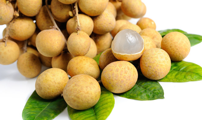 Quả nhãn là loại trái cây được rất nhiều người yêu thích vì vị ngon, ngọt, thơm, nhưng nếu ăn nhiều lại gây ra mụn nhọt, mẩn ngứa, đặc biệt phụ nữ mang thai ăn nhiều nhãn sẽ làm tổn thương thai nhi, dẫn đến sảy thai. Đây chính là trái cây mùa nóng không nên ăn nhiều.