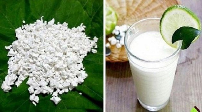 Nước sắn dây: Bột sắn dây có tính mát, giúp thanh nhiệt hiệu quả. Đặc biệt, trong sắn dây có chất isoflavon giúp tăng lượng máu lên não, làm giảm huyết áp. Dùng 2 - 3 thìa canh sắn dây hòa vào nước đun sôi để nguội, thêm đường chia 2 - 3 lần cho bệnh nhân uống ngay khi bị say nắng.
