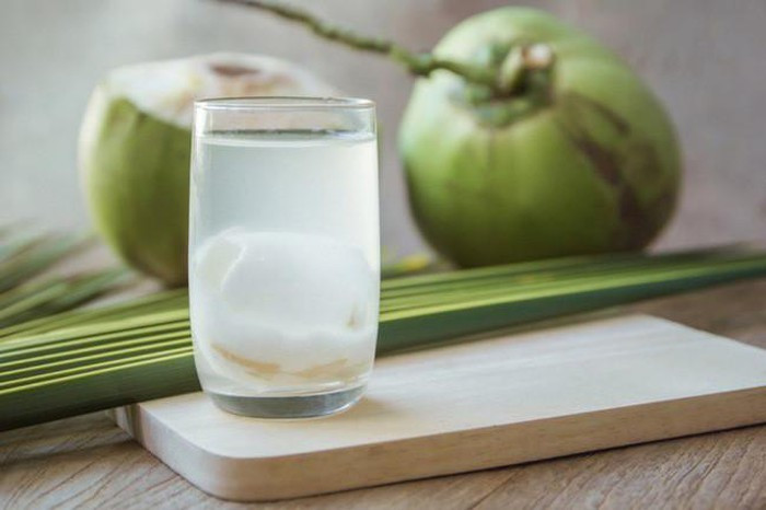 Cách chữa say nắng với nước dừa: Dừa 1 trái lấy cả nước và cùi non, cho uống liền hoặc để lạnh, ngày 3 lần. Dùng cho các trường hợp sốt nóng, say nắng, khát nước, phù nề, đi tiểu ít, mụn nhọt lở ngứa, viêm da, chàm chốc.