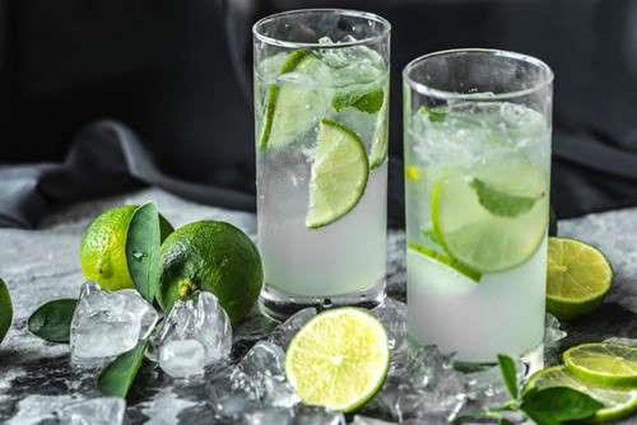 Nước chanh: Nước chanh có thể giúp bạn loại bỏ các triệu chứng như chóng mặt, buồn nôn do say nắng. Khi bị say nắng, bạn có thể uống một cốc nước chanh pha được pha thêm muối hoặc đường.