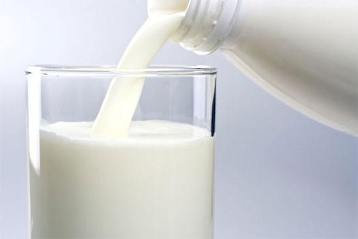 Sữa: Các thành phần dinh dưỡng trong sữa sẽ làm cơ thể nhanh chóng “hạ họa” và đẩy lùi say nắng. Ảnh: Internet. Video "Các thực phẩm chống độc siêu hạng". Nguồn: VTC.