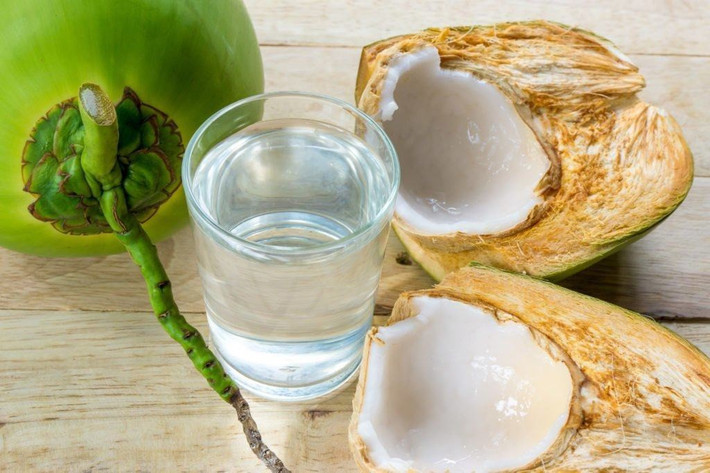Để đề phòng và chữa say nắng trong tiết trời nắng nóng kéo dài, bạn nên sử dụng những loại nước uống sau: Nước dừa giàu kali và các khoáng chất khác, bổ sung nước cho cơ thể. Ngoài công dụng làm đẹp, uống nước dừa còn có tác dụng giải nhiệt, chữa say nắng và tăng cường sức đề kháng.