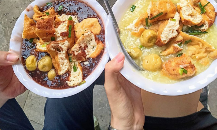 Đậu đen có vị hơi ngọt, đi vào hai kinh can thận. Có tác dụng bổ thận thủy, bổ can, thanh nhiệt giải độc, lợi niệu, bổ huyết giải phong nhiệt. Đặc biệt, nước đậu đen có tác dụng điều trị đối với thận yếu, mặt sưng phù, phong thấp tê liệt, thấp khớp hoặc các bệnh lở loét. Dùng đậu xanh, đậu đen còn có tác dụng tốt cho da, da sẽ hồng hào, sáng mịn”.