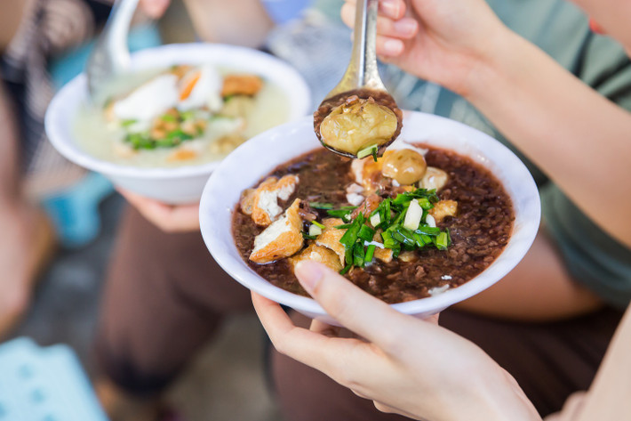 Quán cháo đậu cà của cô Oanh trên phố Đào Duy Từ ngày nào cũng tấp nập người ghé đến thưởng thức. Kể cả những thực khách nước ngoài cũng phải “say đắm” với món cháo đậu cà.