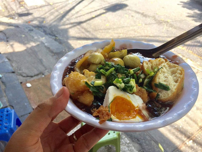 Cháo đậu cà từ lâu đã là món ăn dân dã gắn liền với biết bao thế hệ, đặc biệt thời ông bà, cha mẹ chúng ta. Ngay ở giữa phố cổ, trên con phố Đào Duy Từ giao Lương Ngọc Quyến vẫn có địa chỉ bán món ăn giản dị này hơn chục năm nay.