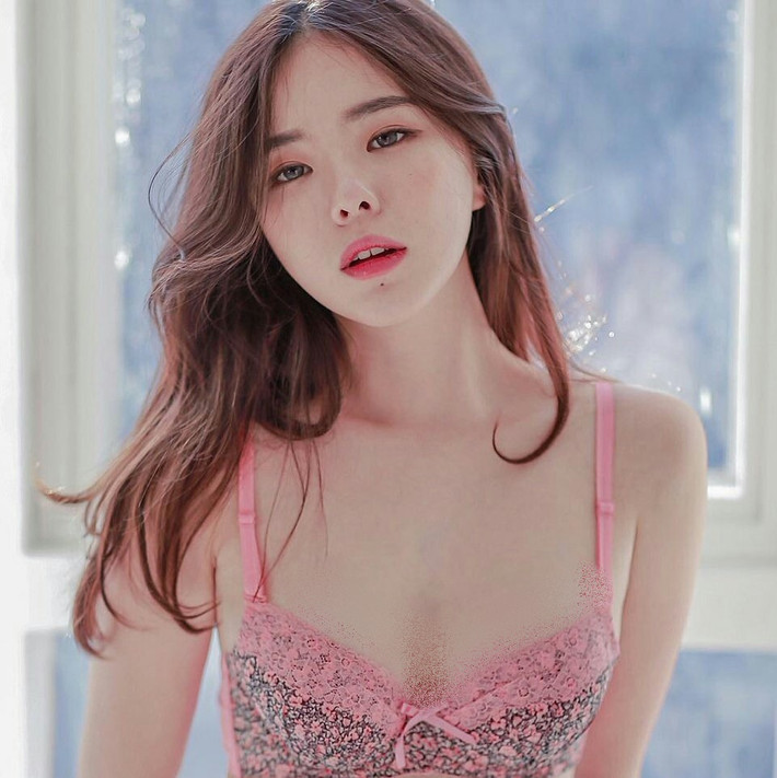 Shop nội y của Lee Ha Neul thường xuyên trong tình trạng đắt như tôm tươi cũng nhờ có bà chủ kiêm người mẫu mát tay. Đa phần các bức hình của cô gái 9X này được khen ngợi mang vẻ đẹp ngọt ngào, gợi cảm.