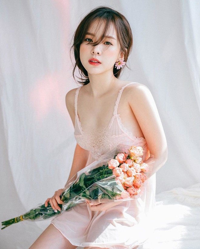 Nhiều bức hình Ha Neul tự mặc mẫu nội y chụp ảnh với những kiểu dáng bắt mắt. Người đẹp 25 tuổi thay đổi phong cách liên tục, từ ngây thơ trong sáng đến sexy quyến rũ.