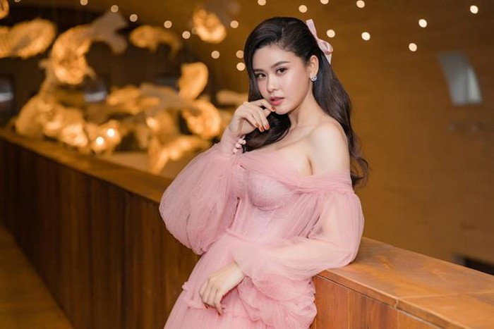 Tại các sự kiện, Trương Quỳnh Anh cũng thích chọn những trang phục sexy khoe hình thể nõn nà.