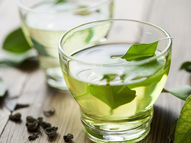 Nước trà xanh: Trà xanh là loại thức uống có chứa hàm lượng chất chống oxy hóa cao, giúp kéo dài tuổi thọ ở người cao tuổi. Trà xanh có tác dụng chống lão hóa nhờ các chất vitamin khác nhau. Ngoài ra, trà xanh có thể chống lại việc tổn thương tế bào, phục hồi và tái tạo da nhanh chóng.