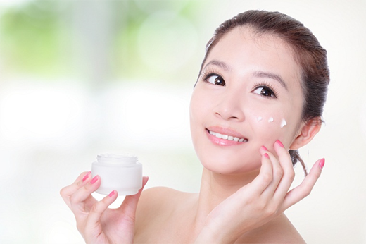 Đặc biệt, chị em tuyệt đối không nên bỏ qua bước bôi kem dưỡng ẩm cho da. Bạn cần lưu ý lựa chọn loại kem dưỡng ẩm có thành phần lành tính, dễ thấm vào da để tránh bị cảm giác bết rít do kem khó thấm, gây bí da và đổ mồ hôi khó chịu trong những ngày hè. Ảnh: Internet. Video "Bí quyết làm đẹp của sao Việt". Nguồn: VTC.