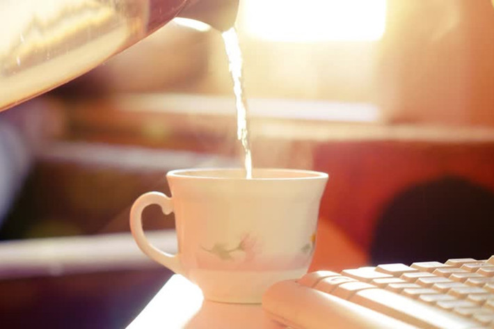 Uống nhiều nước trong thời tiết nắng nóng ngoài việc giúp cơ thể bổ sung đủ lượng nước, duy trì độ ẩm, độ đàn hồi cho da còn góp phần giúp đào thải các độc tố trong cơ thể tốt hơn, giảm hiện tượng nóng trong người, một tác nhân gây ra mụn và làm sạm da.